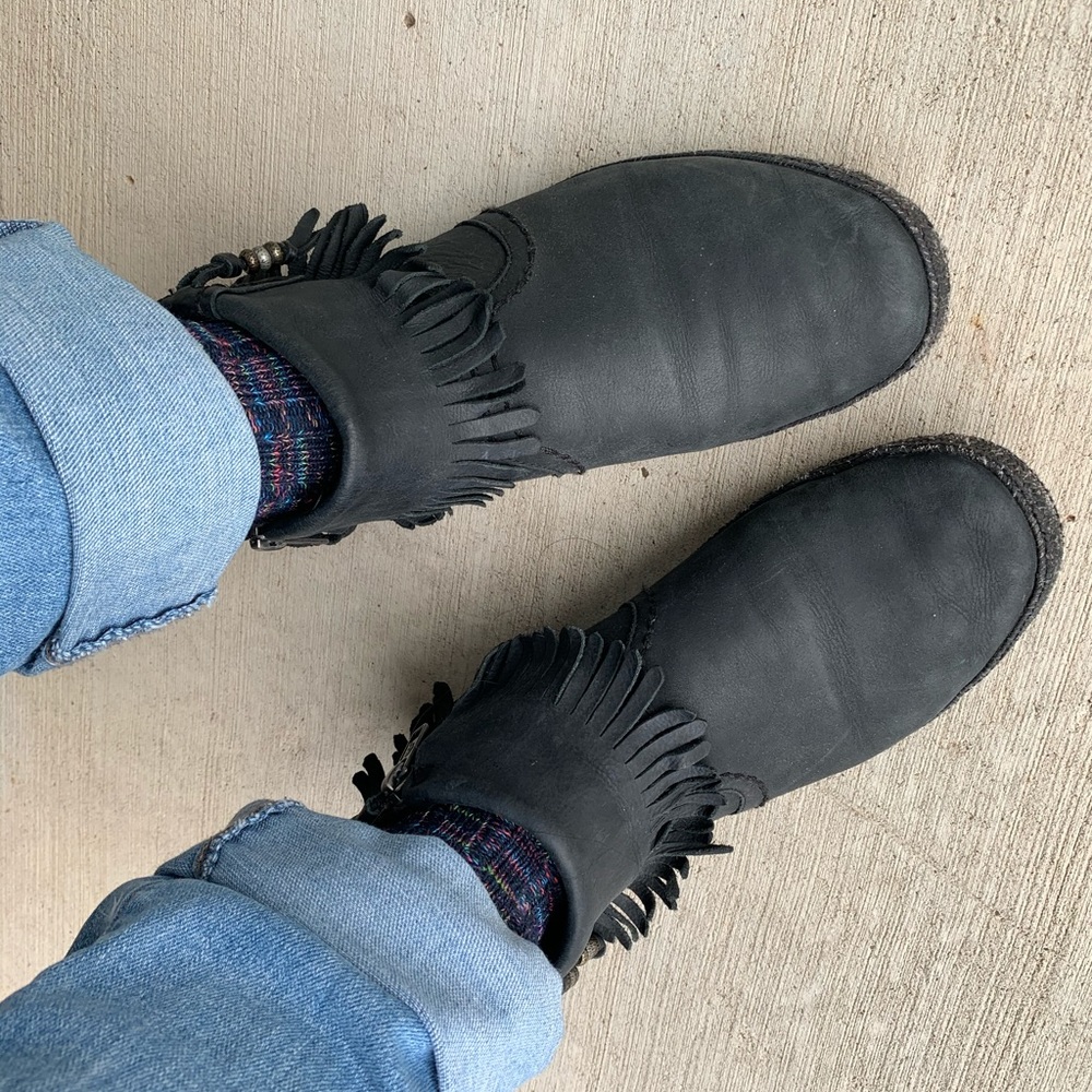 *SOLD* Genuine leather UGG fringe black boots Sz 8